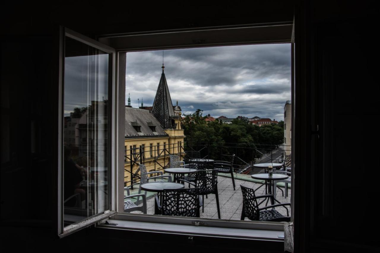 The Clock Inn Прага Екстериор снимка